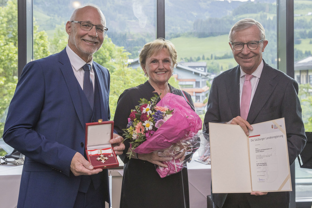 LH Wilfried Haslauer bei der Verleihung des Großen Ehrenzeichens des Landes an Günther Mitterer, im Bild mit dessen Ehefrau Karin Mitterer.